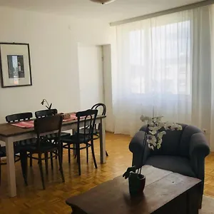 Mitten Im Achten. Zentrale In Apartamento